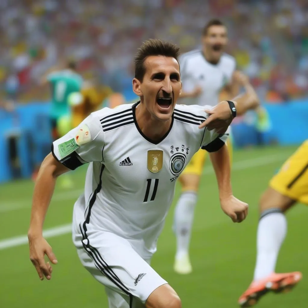 Miroslav Klose ghi bàn trong trận đấu World Cup 2014