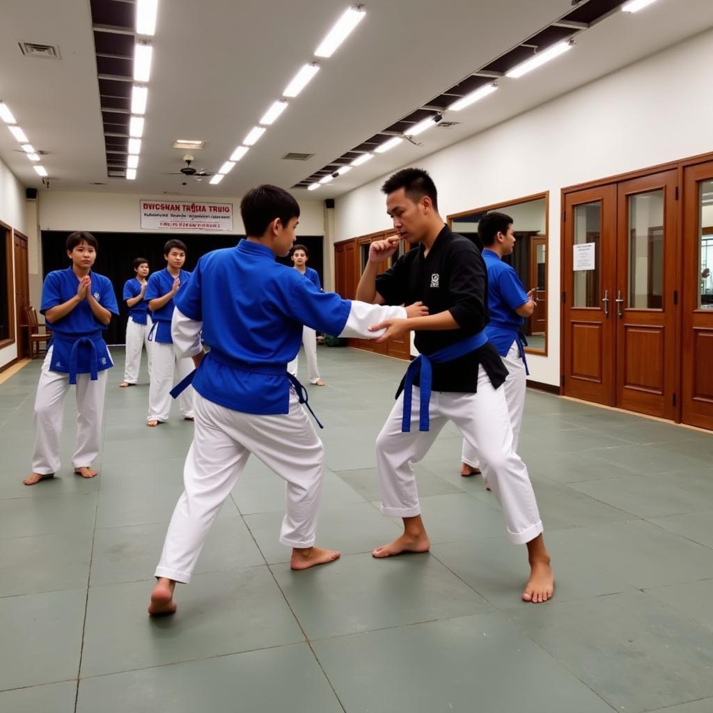 Các võ sinh đang luyện tập Vovinam tại CLB Võ Thuật Nguyễn Trung Trực Sóc Trăng, thể hiện sự tập trung và kỹ thuật điêu luyện.