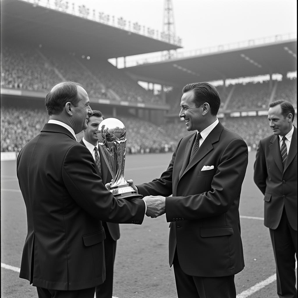 Khởi nguồn World Cup: Hình ảnh Jules Rimet trao cúp vàng cho đội tuyển Uruguay.